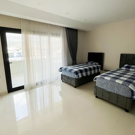 Daire A Four-bedroom Flat Near The Sea In Konak Terrace