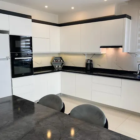 A Four-bedroom Flat Near The Sea In Konak Terrace Apartmán